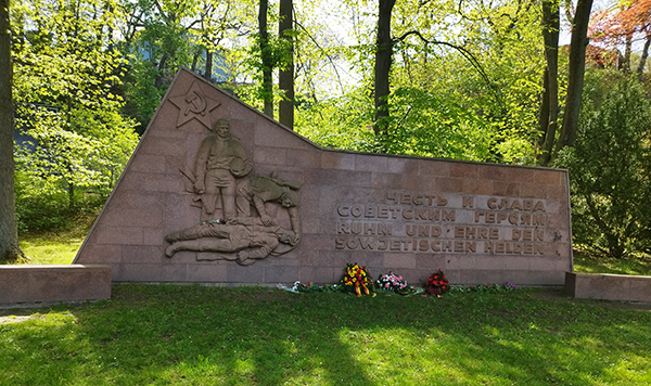 Kranzniederlegung und Seniorentreffen zum „Tag der Befreiung“